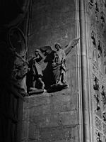 Reims, Cathedrale, Facade occidentale, Revers, Ebrasements, 2 soldats en armes et 2 anges (avec polychromie) (1)